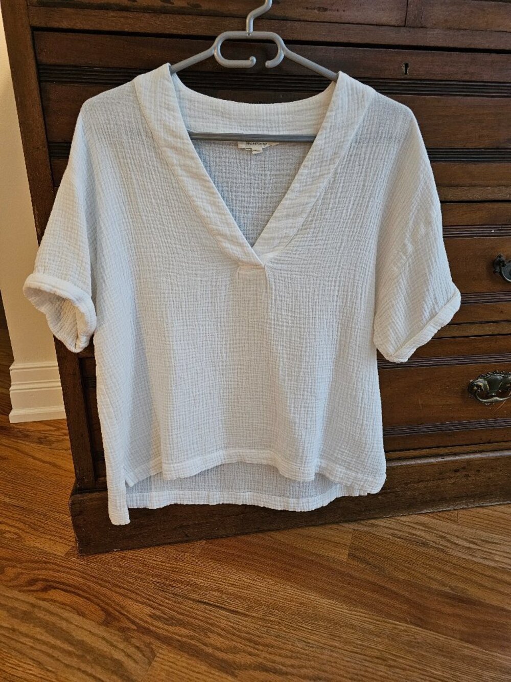 White gauze cotton v neck shirt